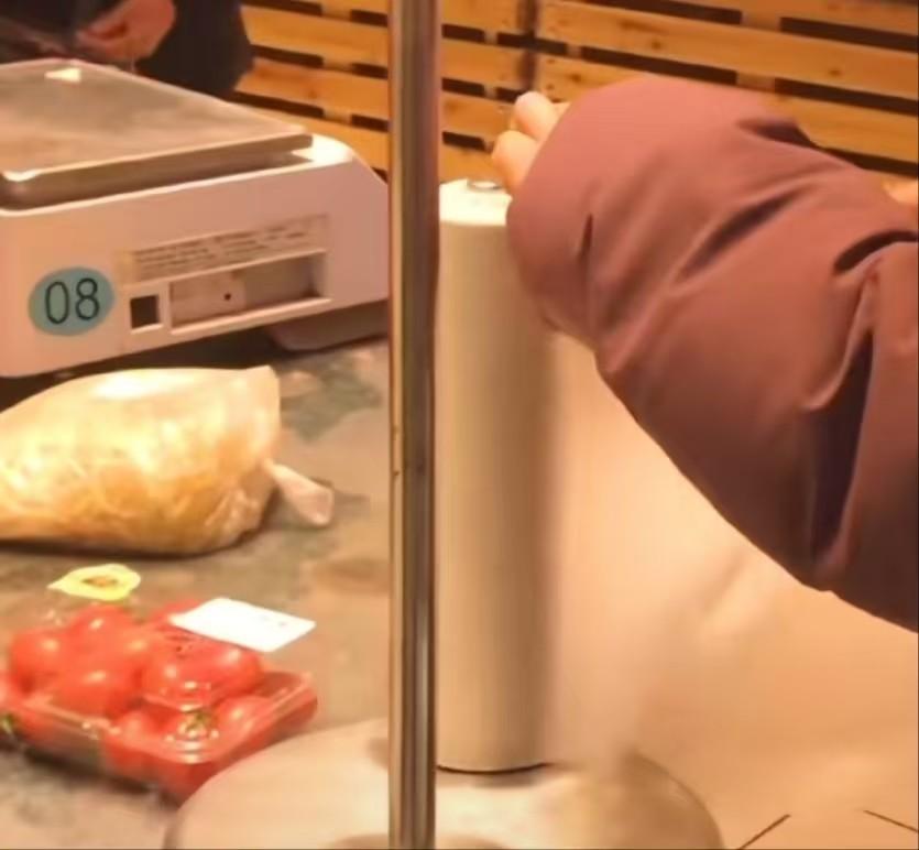 居然被这个塑料袋骗了这么多年。
这种散布在超市各个角落里不起眼的塑料袋，一直以为