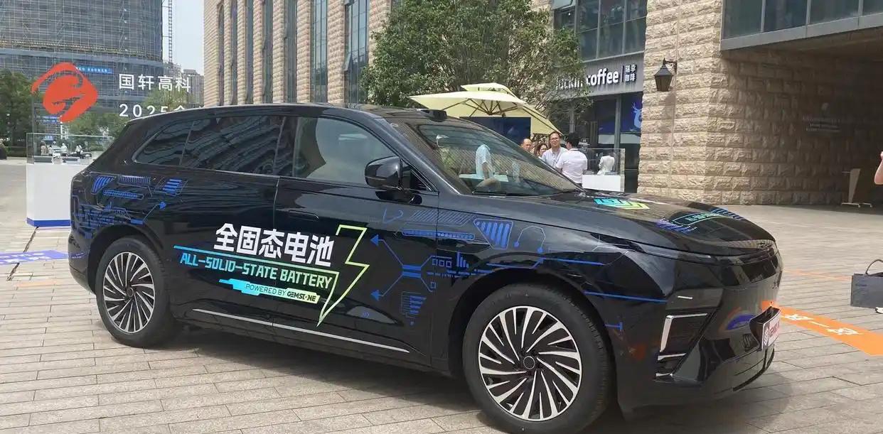 2026年开年，汽车圈被一条消息刷屏：固态电池从实验室开进了4S店。 曾经遥不可