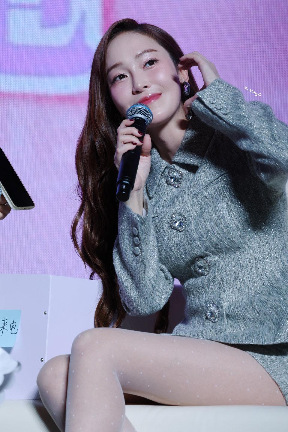 郑秀妍活动现场穿波点丝袜，闪闪发光，让人着迷！