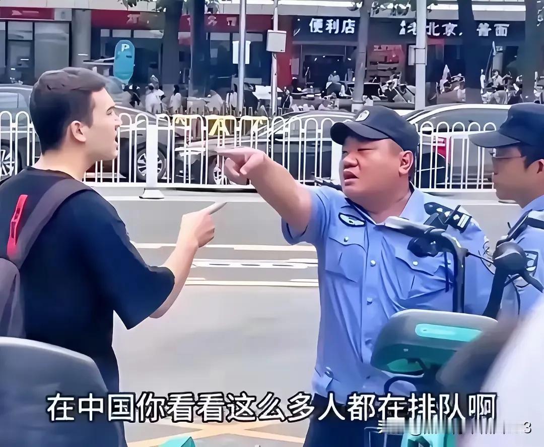 一个外国人，在我们的首都还这么豪横，是谁给他的底气？
首都天安门广场，那可是庄严