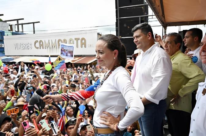 委内瑞拉的反对派马查多居然说，她已准备好接管委内瑞拉政府。个人认为，她完全是痴人