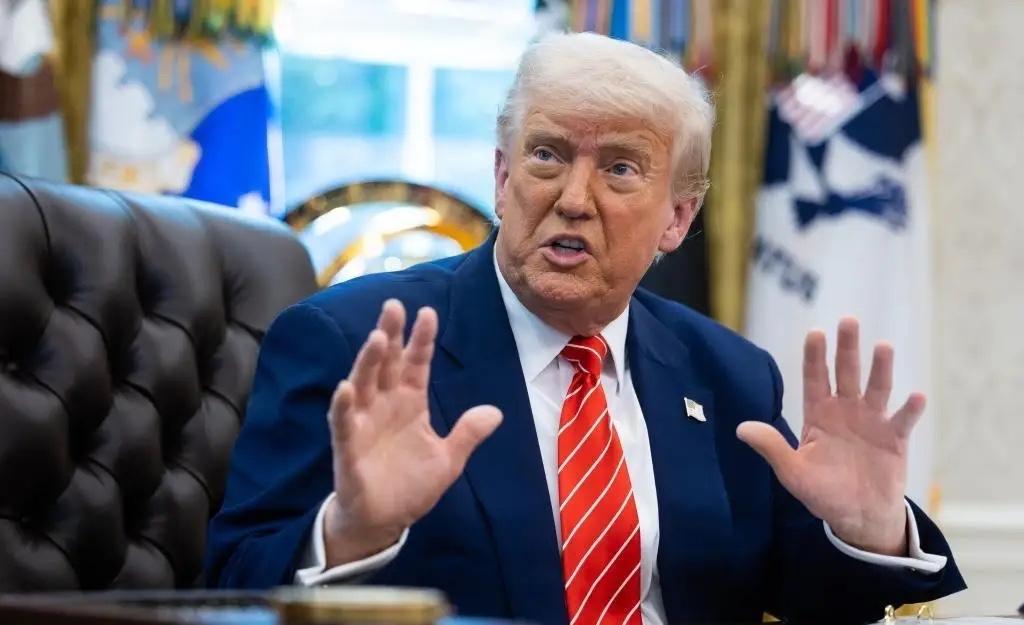 果不其然，随着英国、加拿大和中国的关系越走越近，特朗普忍不住又大放厥词了！

当