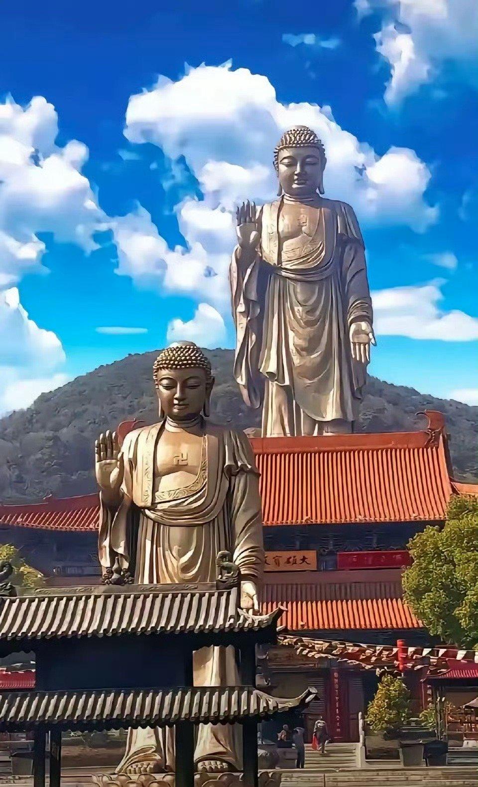 今天是我们的9.9重阳节，登高许愿，我在佛祖面前许下心愿愿心想事成，你们刷到佛祖