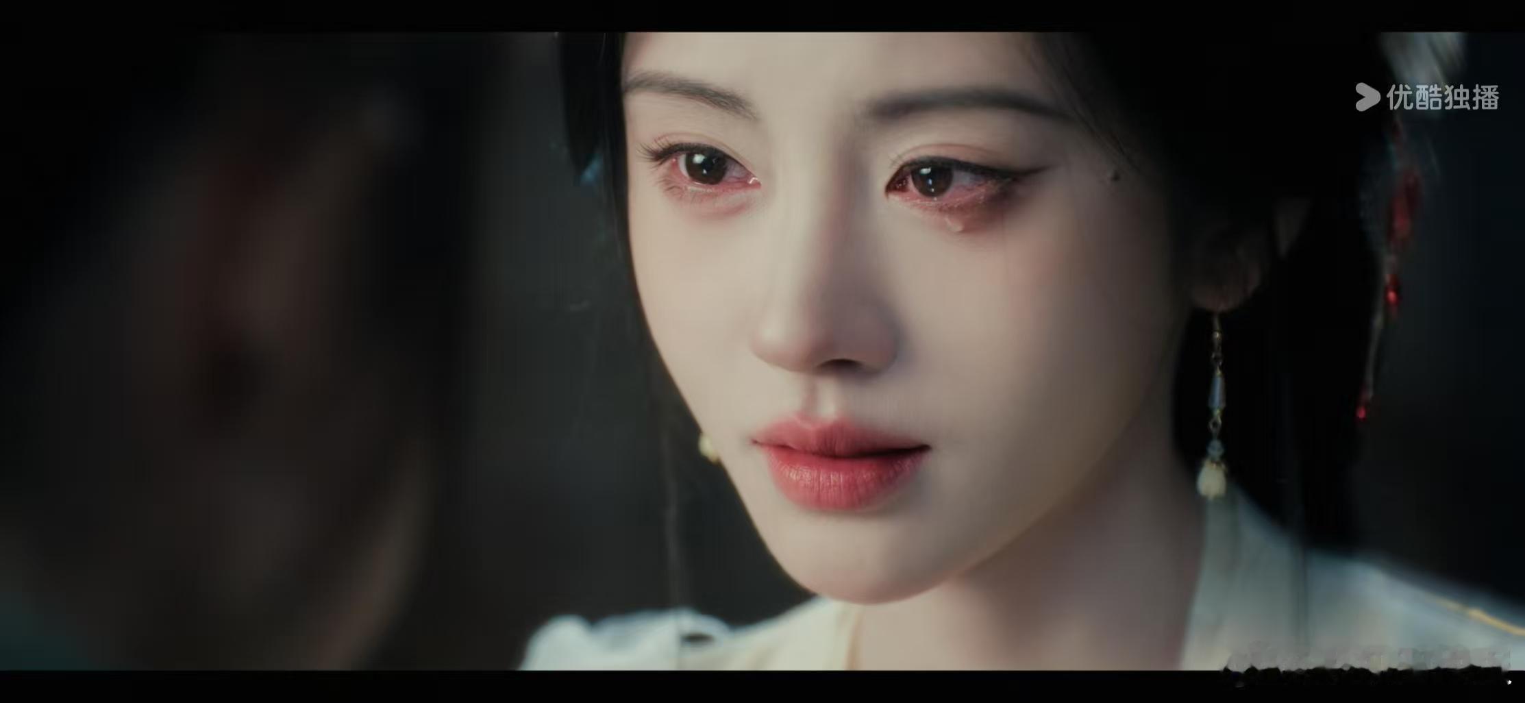 鞠婧祎这滴泪 爱至深处泪先流，这滴泪承载着角色的委屈与眷恋，细腻的情绪表达恰到好