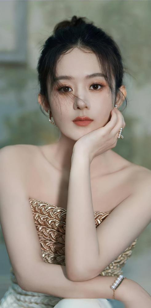 发现一个有意思的事，就是赵丽颖，她现在才38岁，年纪轻轻，但是她居然已经拥有了这