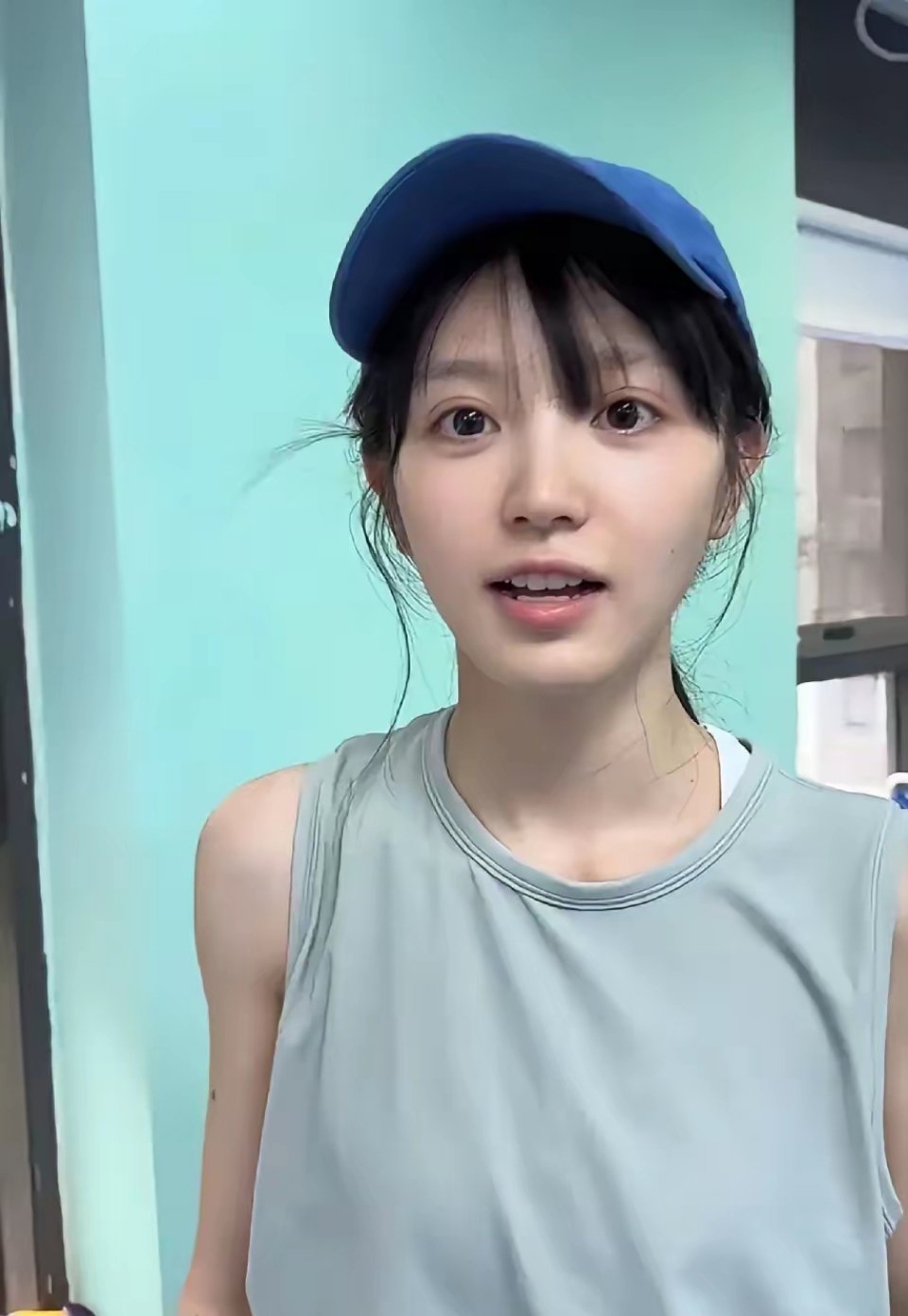 田曦薇素颜很耐看，漂亮，但是记不住长相那种，这就是她不能大火的原因吧 