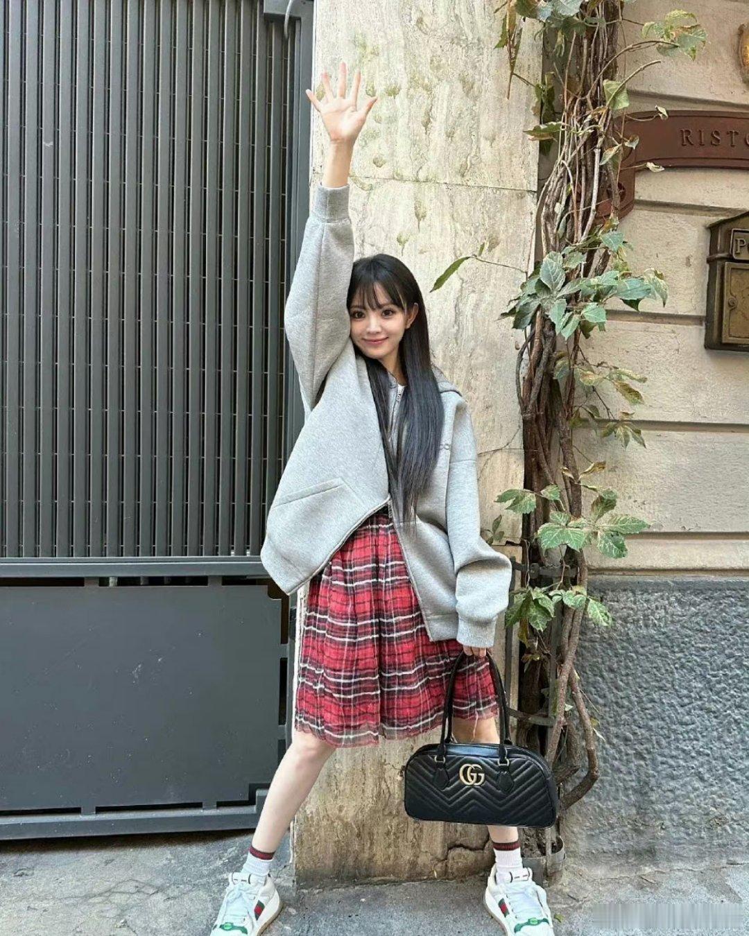 我嘞个烟熏妆的田曦薇啊[泪][泪][泪]感觉给我一种叛逆少女的感觉 ​​​