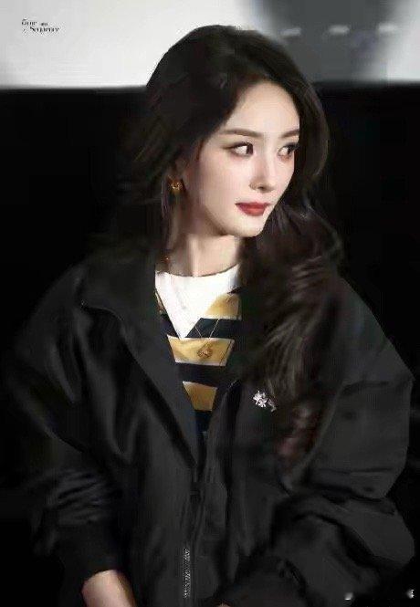 杨幂：插足别人婚姻是错！不洗白不辩解……近日，杨幂在电影《惊蛰无声》路演现场的一