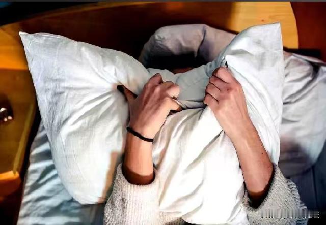 山东，有个男子夜里有些难熬就到村里溜达看看，他想找个合适的女性。路过了一个老太家