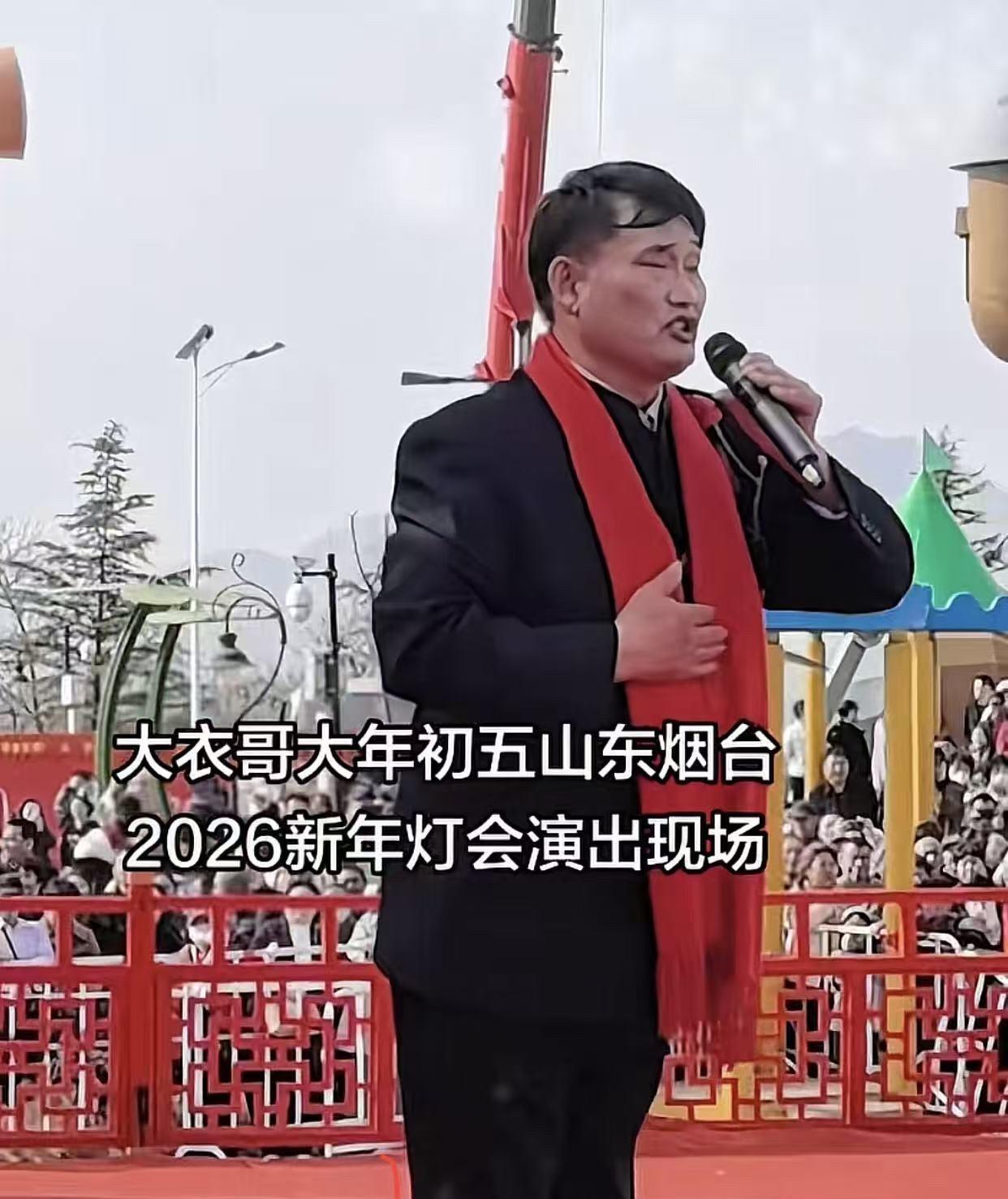 18万唱三首歌，

村民围拍不停，

他为啥急着回村？

大衣哥朱之文，年初五就