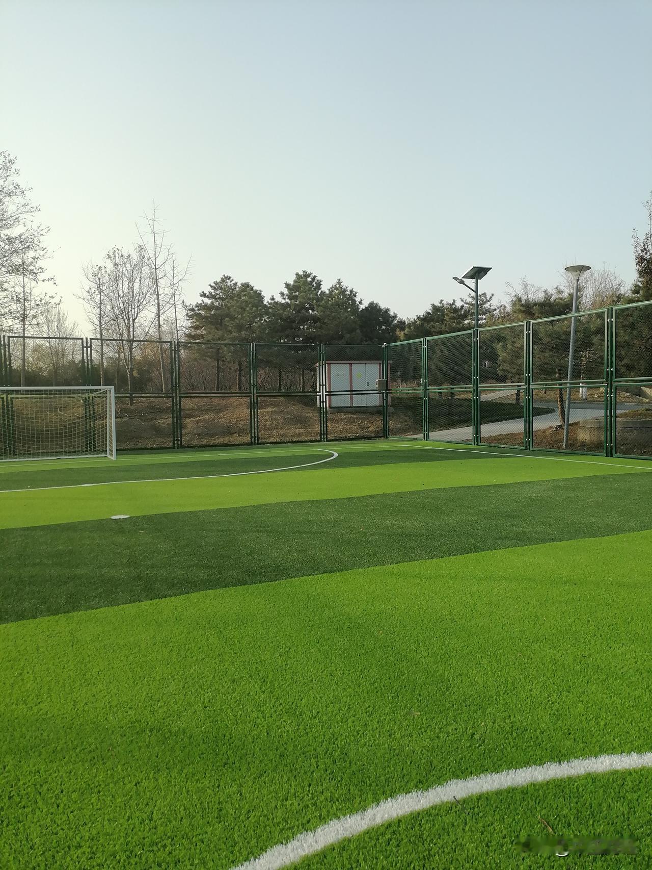 在中国许多城市都有这样非常适宜锻炼的足球场，然而，中国的足球水平在世界上却是越打