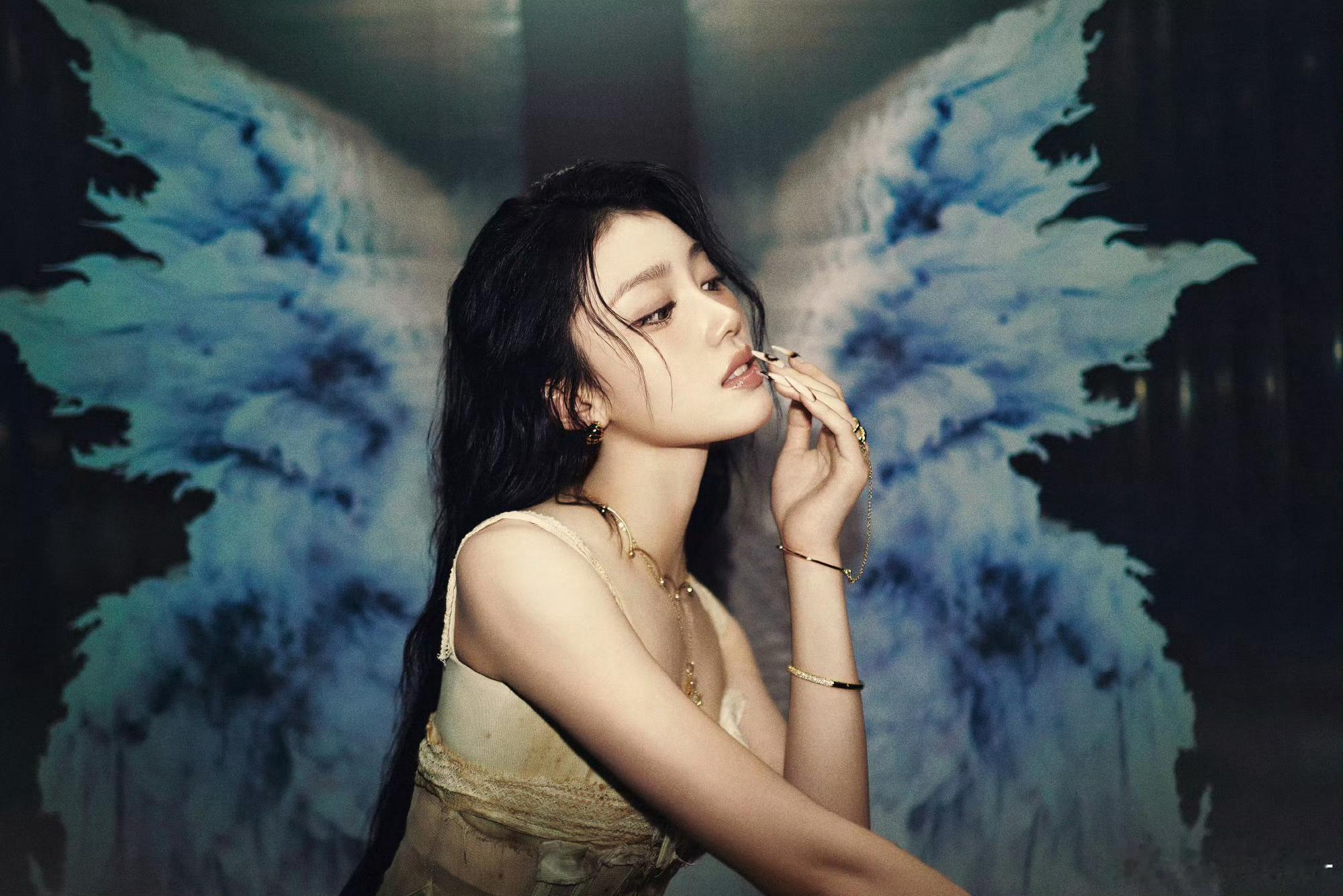 沈小婷东方骨相绝了 沈小婷东方骨相太能打！线条流畅耐看，可塑性拉满，首张solo