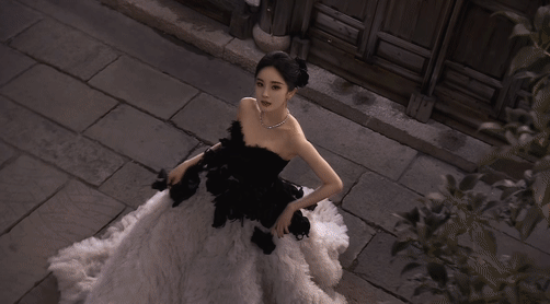 杨幂走红毯定点拍摄两个镜头

秒了一切，太美了！

#杨幂GQ盛典# #杨幂GQ