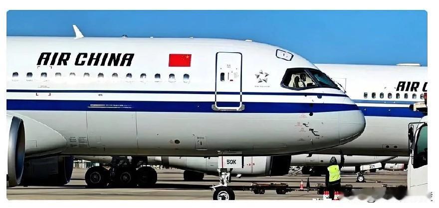 国产大飞机C919，1月份到现在，一架没交。
但就在昨天，全国的天空上，它的身影