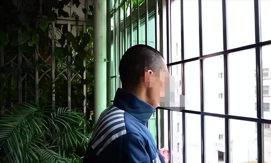 2019 年，云南小伙第六次入狱后，不禁引起了狱警的注意，狱警疑惑地问小伙子："