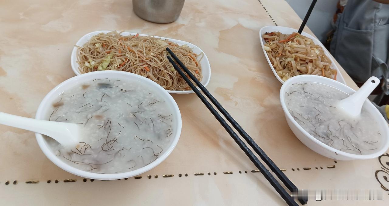 快吃不起了，以前这样的早餐，一个粥才2块钱一个，一本才3块钱，如果按照以前的算法