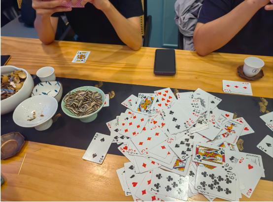 “权力的任性？”辽宁，一男子与6个朋友玩扑克，民警突然上门，认为他们赌博，查获1