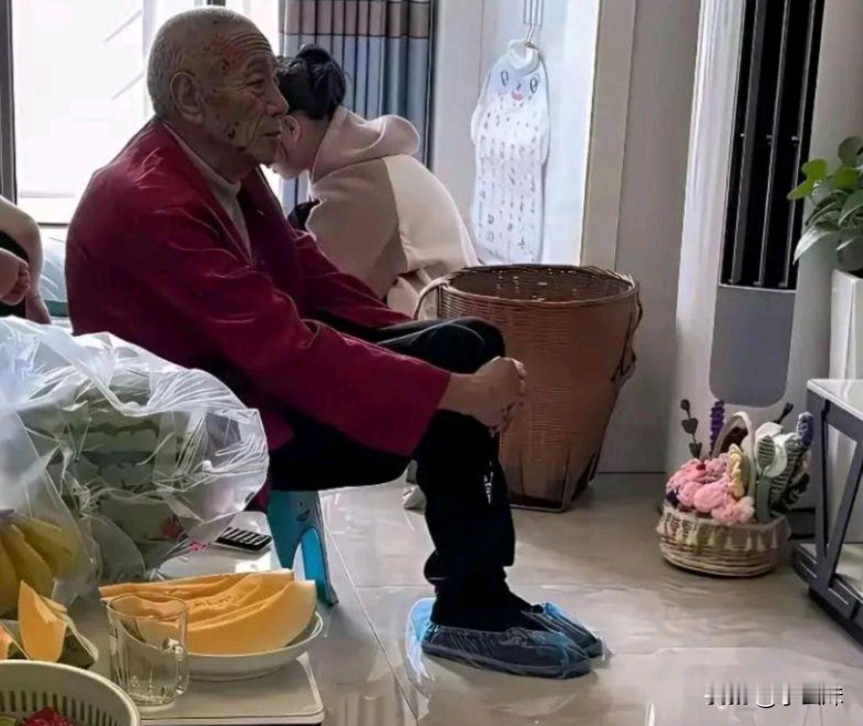 老人估计以后不会再来城里亲戚家了！