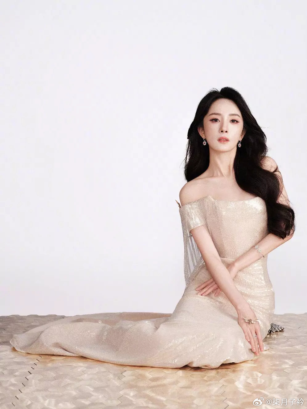 分享娱乐杨幂穿裸色长裙温柔大方 露香肩笑容浅浅仪态万千 