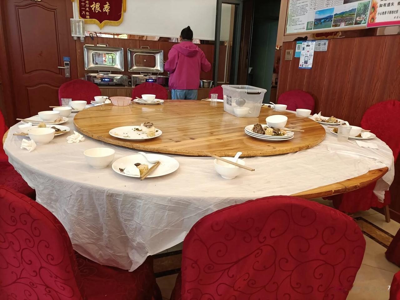 参加了三天两晚的农家乐，位于浙江湖州长兴县，同行的还有一群上海人，一大早我7点多