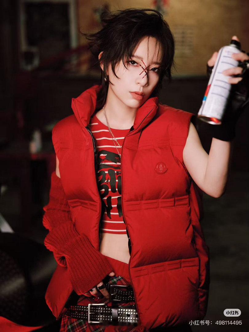 李斯丹妮在洛阳体验簪花李斯丹妮真的不错的，很酷酷的女孩 