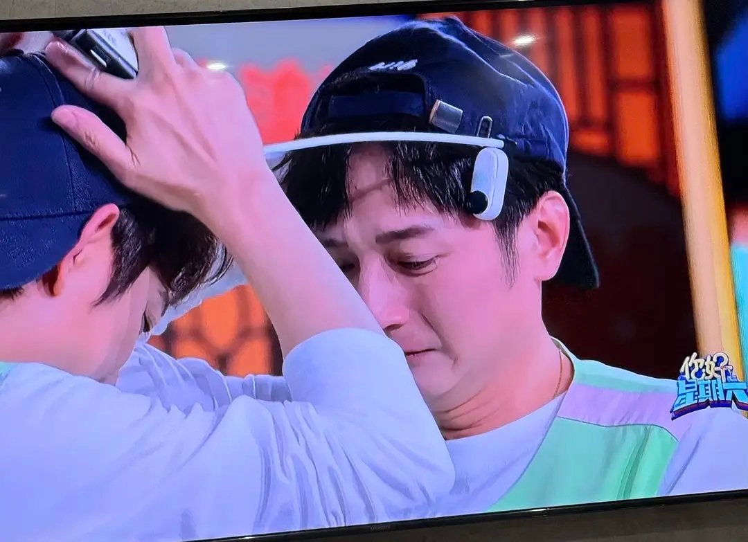 何炅和李维嘉真的是在一起合作了很多年的好朋友啊，看到这一幕都落泪了 