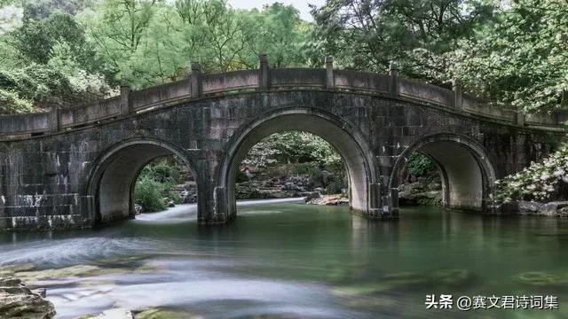 《七律·小桥流水人家》

古桥静卧水之涯，
岁月雕痕石径斜。 
曲岸潺潺流雅韵，