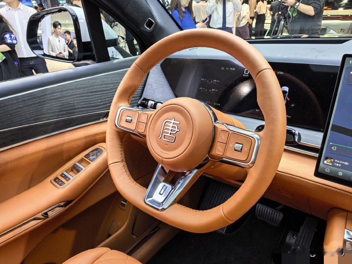 三十万预算，五十几款大型SUV摆在你面前。这哪是选车，这是让普通人当产品经理。