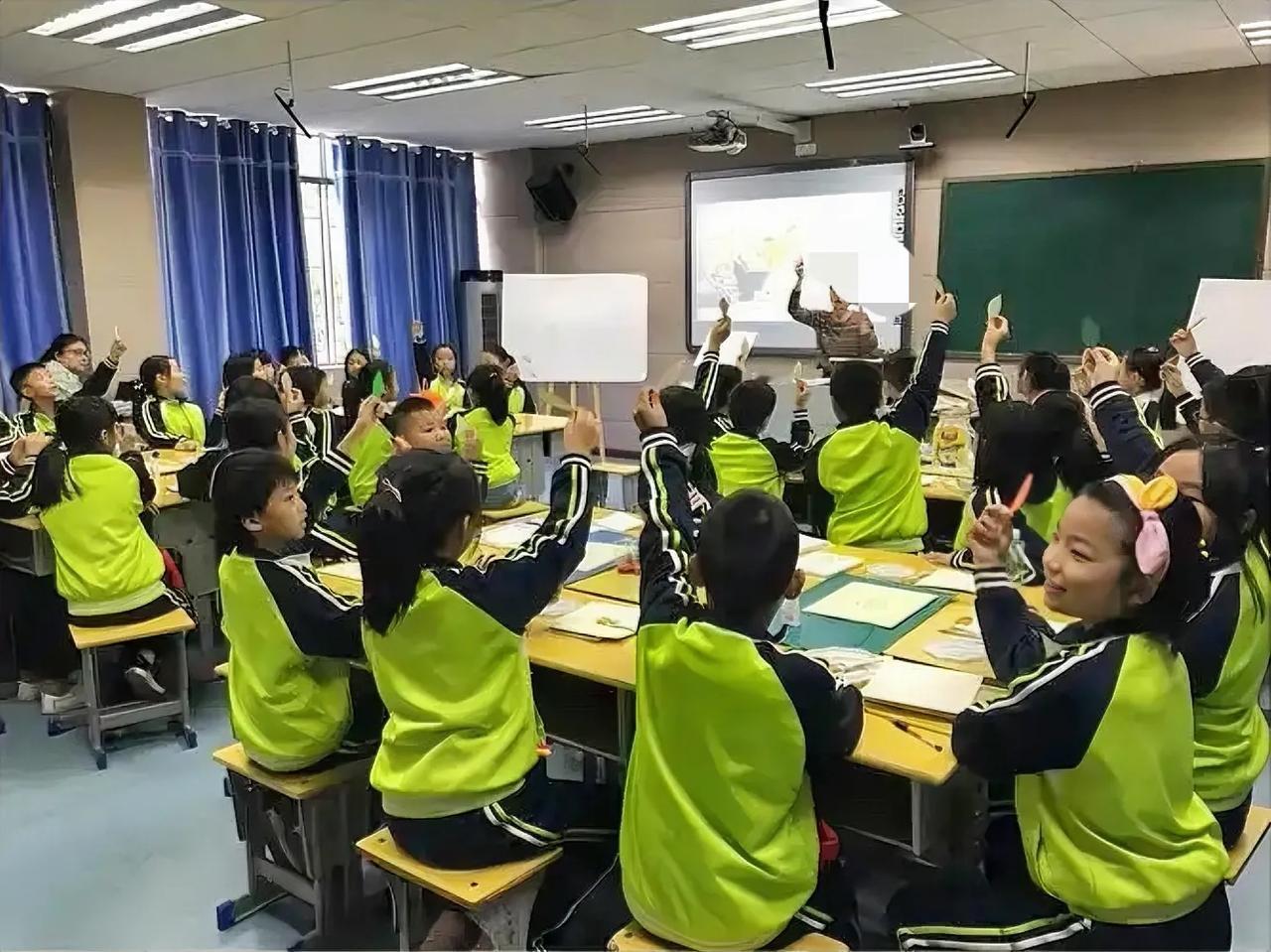 说一件令人很心酸的事情。
一个小学三年级的学生，放学回家以后非得让他爸爸打自己一