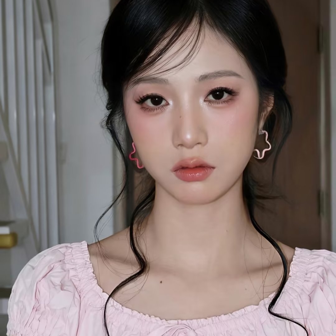 粉系温柔韩系半扎发，淡粉清透少女妆清甜少女感直接拉满的一套妆造，低盘半扎黑发搭配
