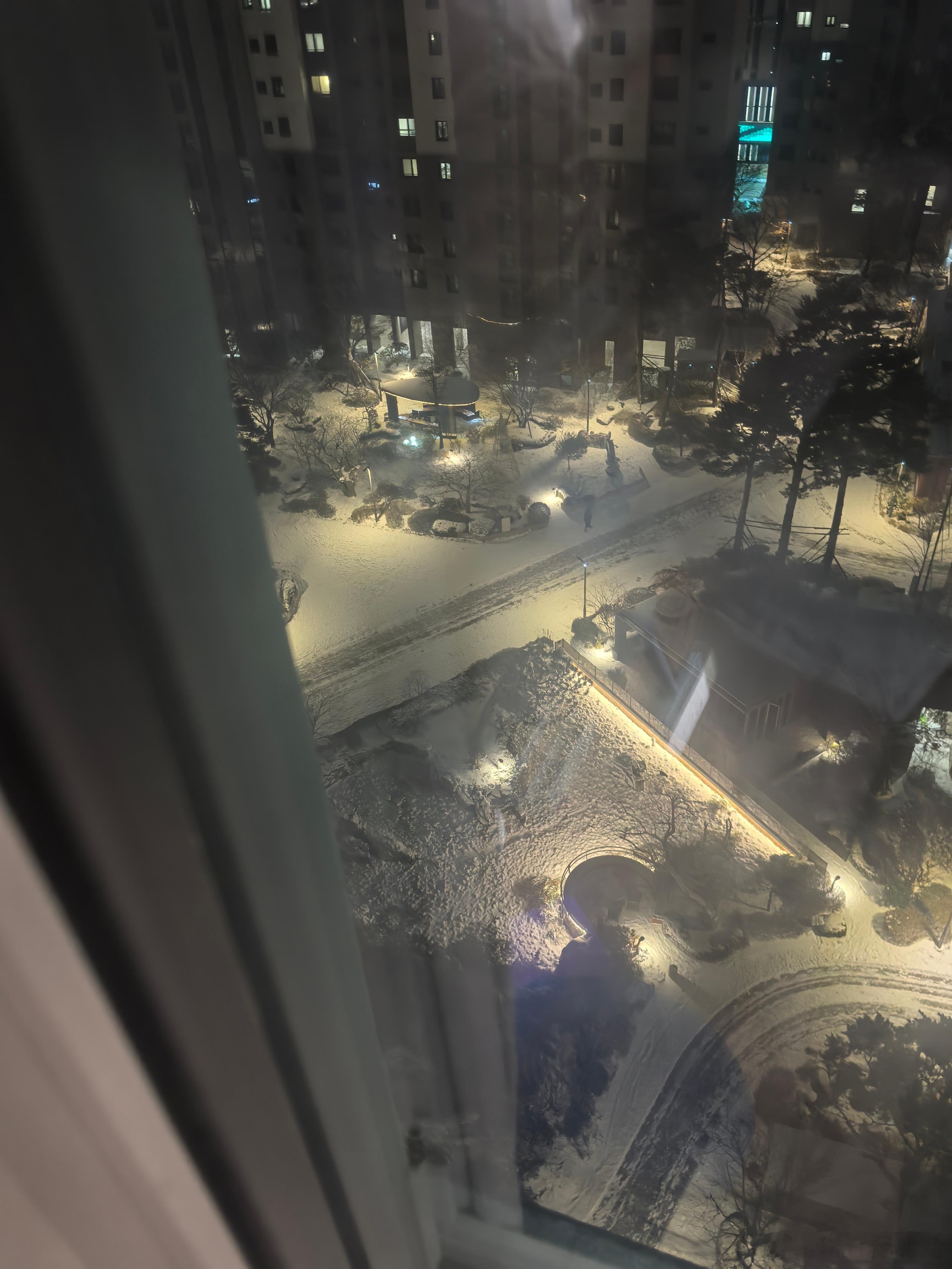 为了明儿的行程，现在还在加班，首尔下雪了诶🌨 