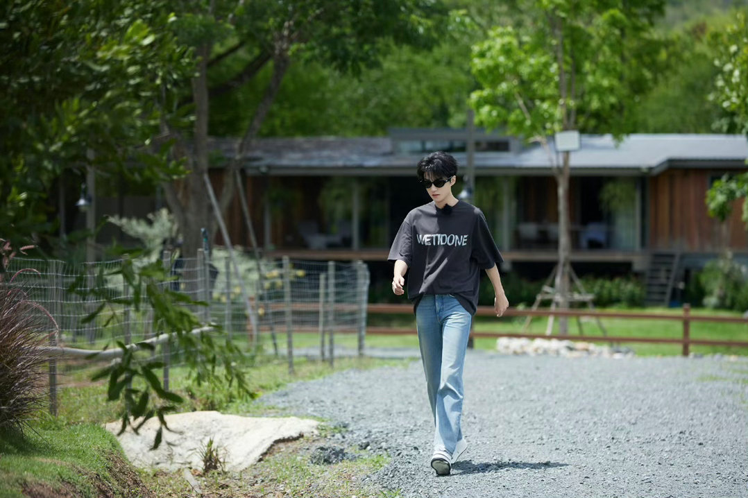 王俊凯就这样把矛盾转移王俊凯临场处事格局尽显，面对前辈额外的菜品提议，王俊凯没有