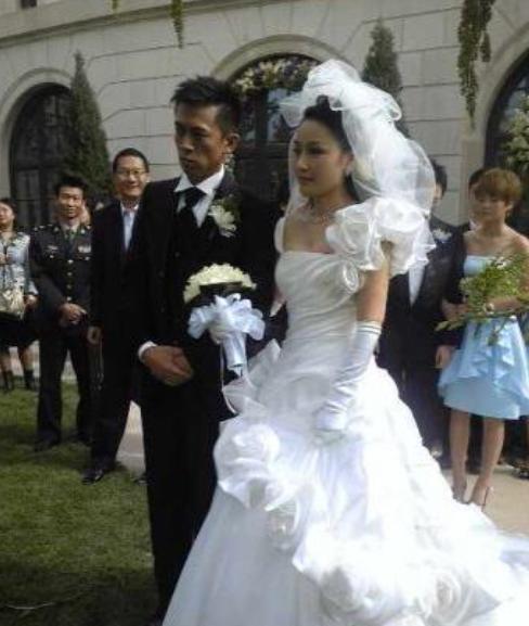 2009年，38岁的王学兵娶了31岁的美女孙宁，结婚时，孙宁又买房又办婚宴，结果