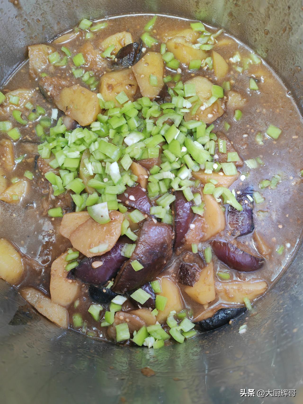 哪道东北菜下饭最香我个人觉得土豆炖茄子，排骨土豆炖油豆角，牛腩炖柿子做下饭！
