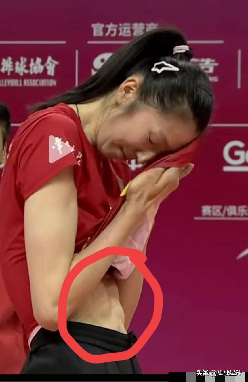 吴梦洁的努力“让人惊叹”！

有记者拍到了一张照片，吴梦洁在暂停时，擦汗时露出了