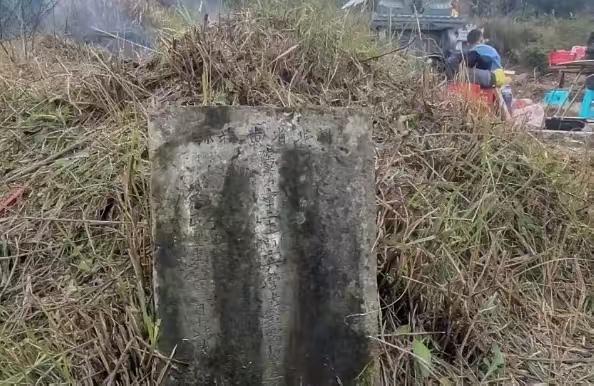 贵州女子给母亲扫完墓，她发现旁边还有一座长满杂草的墓，好奇之下扒开杂草，没想到，