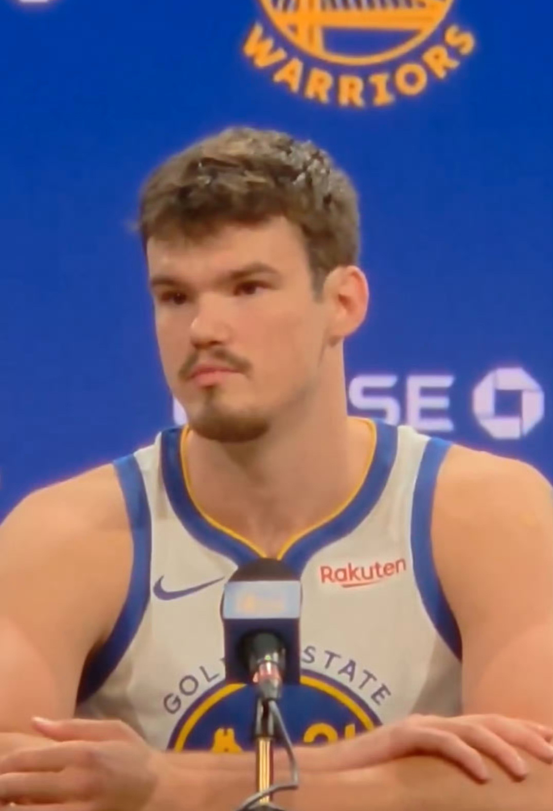 波斯特似乎失去了上赛季的灵性 这4场比赛看下来 他上赛季的三分威胁都没了  而勇