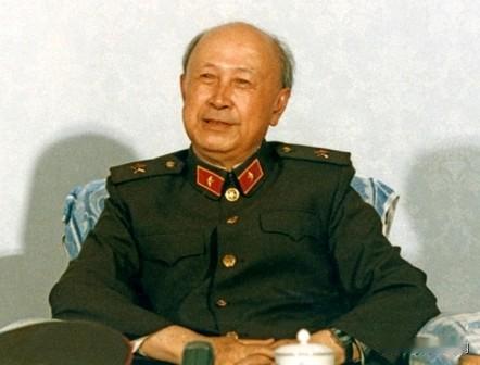1955年10月，刚回国的钱学森想去参观哈军工，却被拦在了外面不给进，接到电话的