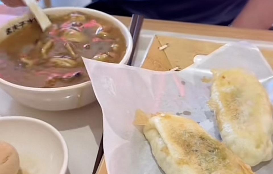 一碗暖心的汤面，配上香脆的春卷，完美的一餐！😋🍜🌯