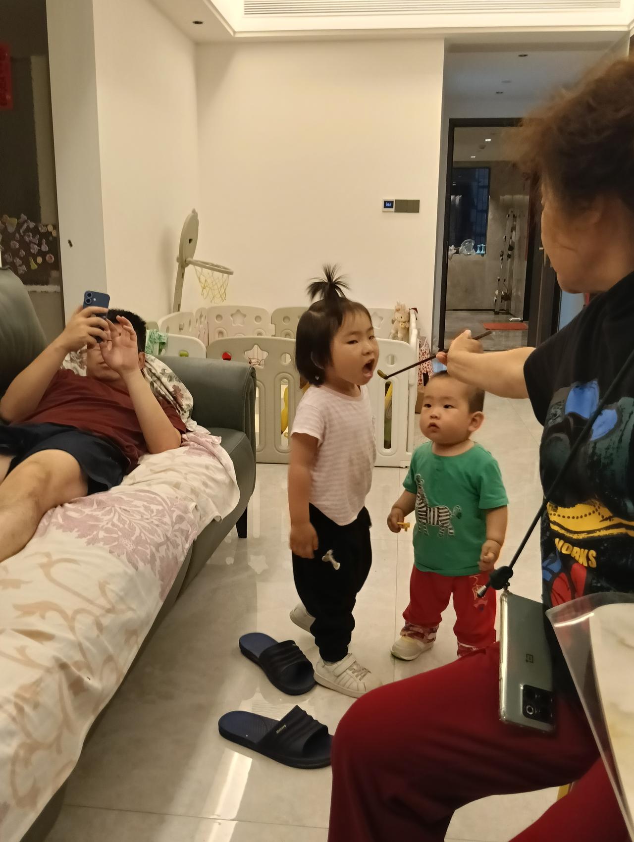 我觉得这事儿得分年龄看。

太小的时候，几百块在孩子眼里就是个数字，让他自己拿着