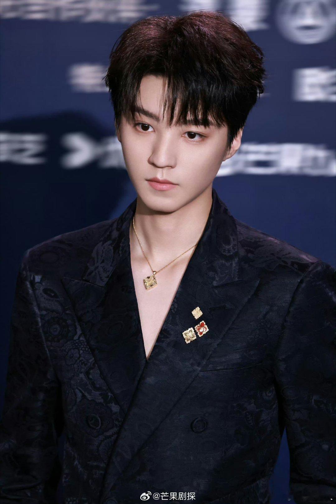 TFBOYS时代峰峻都在给王俊凯送祝福王俊凯获奖后祖师爷地位尽显 时代峰峻官博也