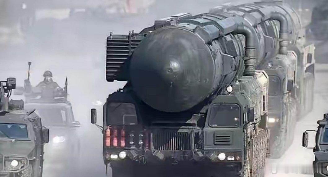 日本军事冒进引中俄朝联合警示，俄直言将重新审视核打击战略日本近期接连突破军事安全