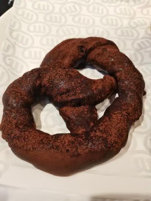 这是我婆婆刚买的面包，看着吓了我一跳，感觉有点恶心，吃不下去，老铁们，你们见过这