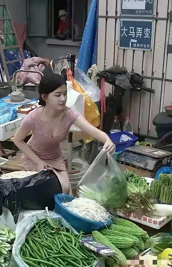 女子摆菜摊，生意不是一般的好。摊前总是围满了顾客，一大堆的青菜，她用不了多少时间