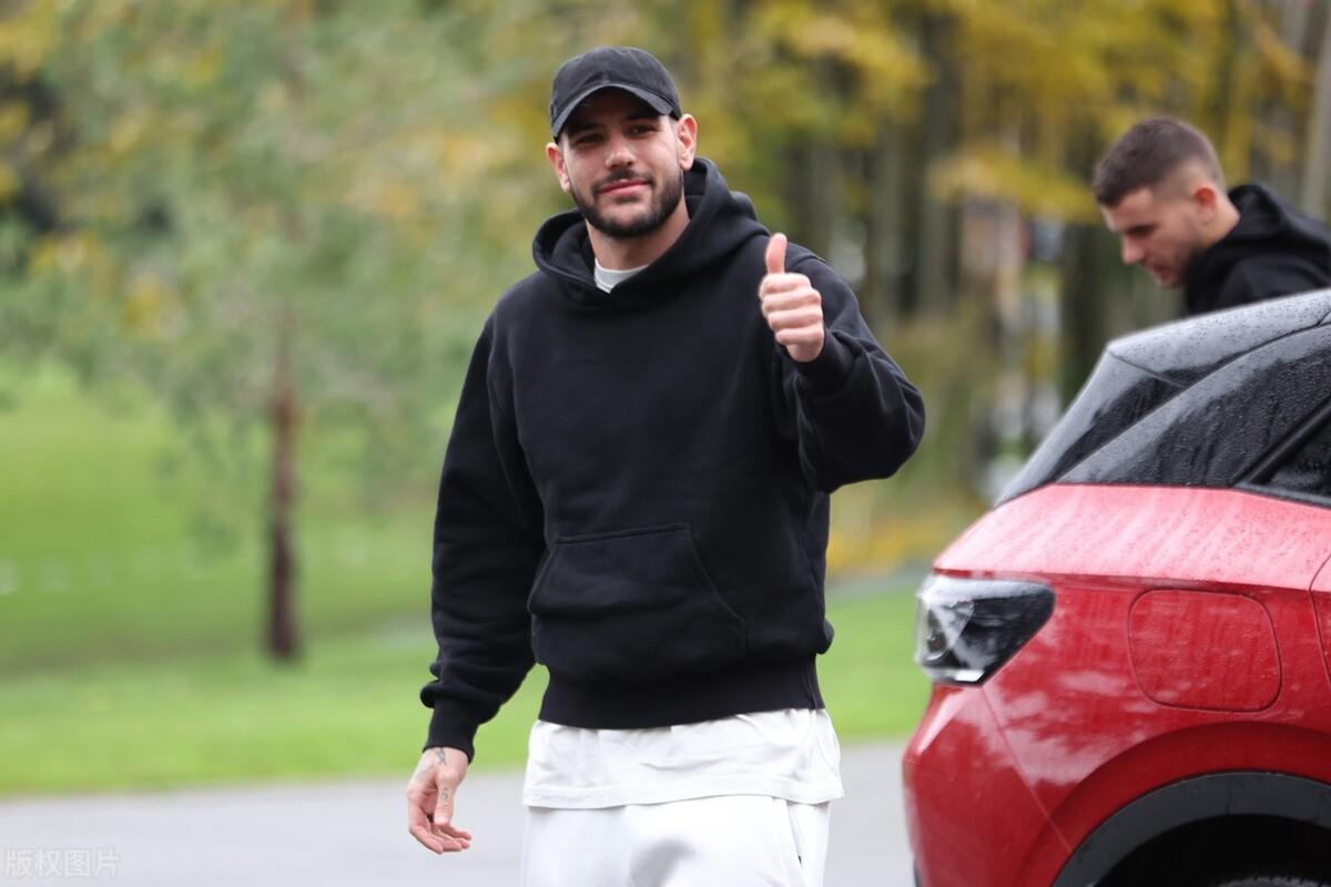 法国队服装SHOW，姆巴佩干得漂亮，可惜的是没有上头啊！[笑哭]如果颜色再来点变