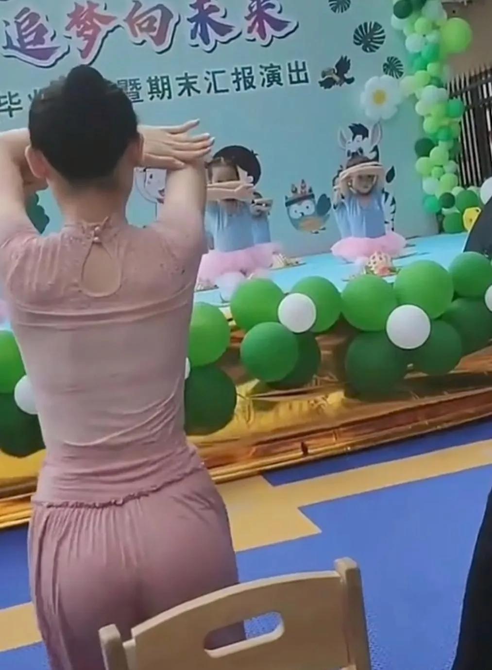 很多时候，
幼儿园的老师跟小朋友一样可爱。