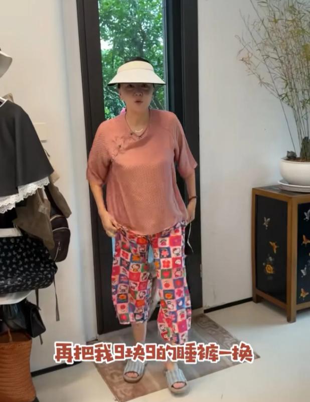 女演员王一楠身穿网购 9.9 元睡裤出镜，视频背景房屋被网友称作上海的大别墅。网
