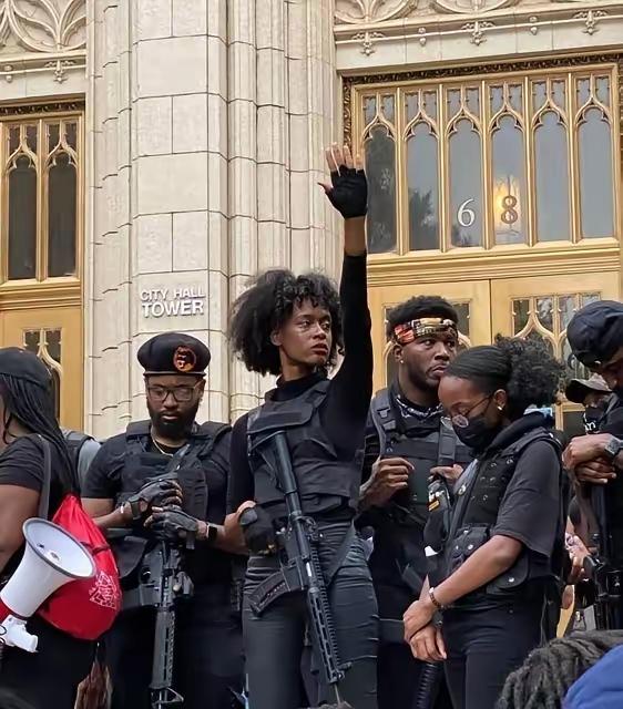 [吃瓜群众]黑豹党？“北美懦夫”终究只是个梗而已，私人轻武器在现代军队面前——不