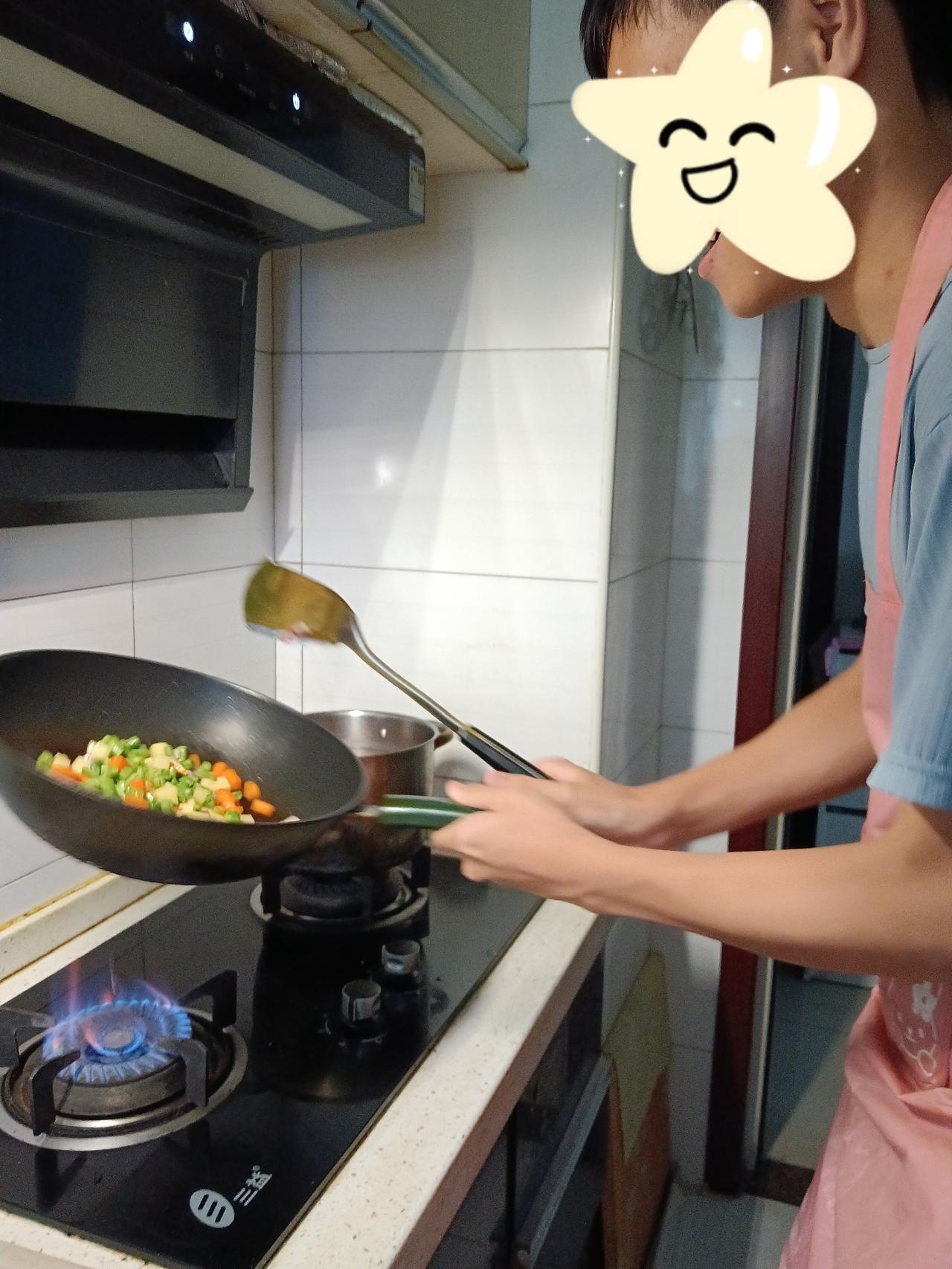 这几天孙子没事就跟我学做菜，笨拙的样子总是让我忍俊不止，厨房里天天笑声不断，老伴
