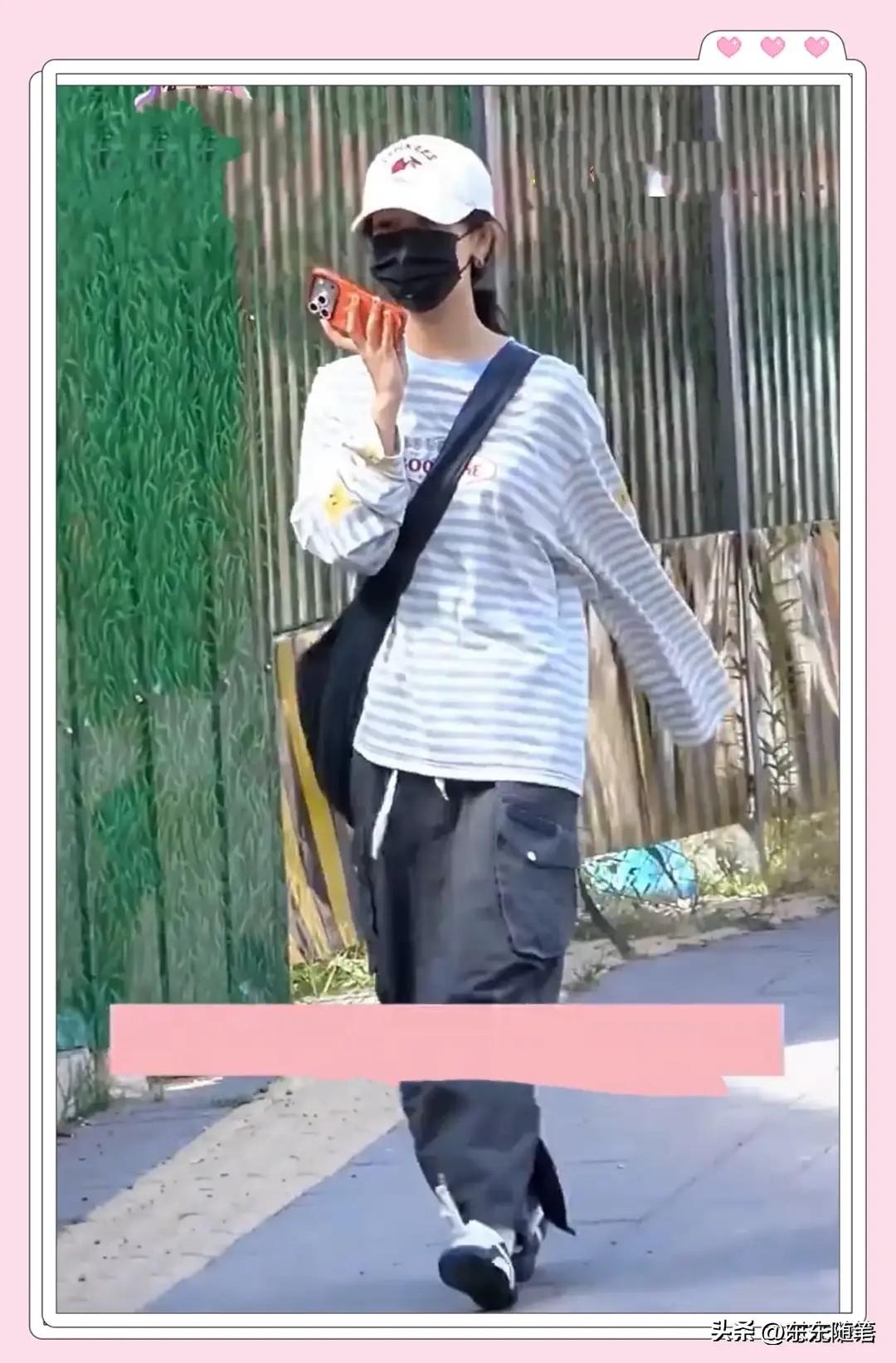 杨紫被拍到开着豪车与闺蜜相约下午茶，一身休闲装扮松弛感拉满。

镜头里的她素颜出